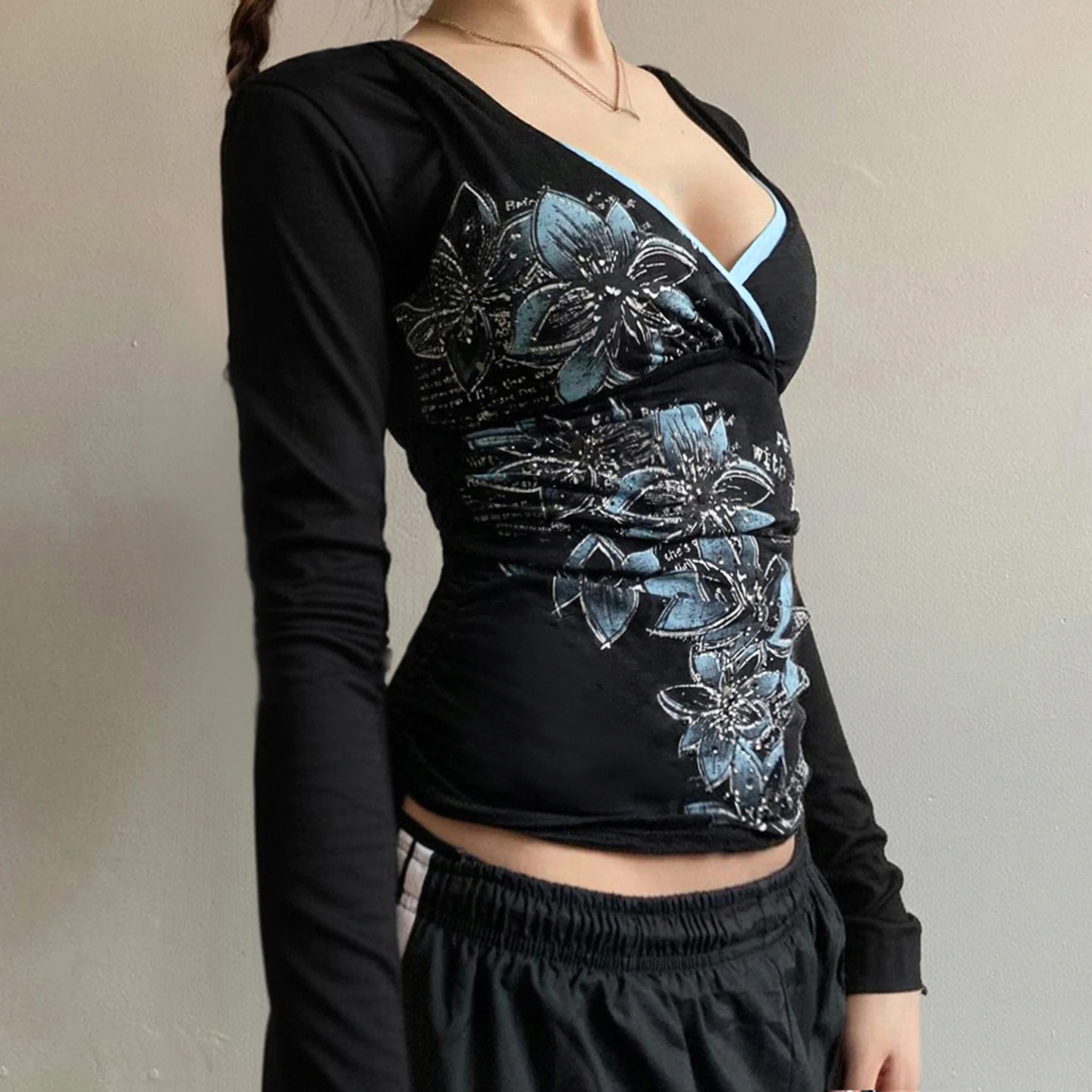 SUCHCUTE Vintage Grunge Y2K Top für Damen, Wickel-Design, V-Ausschnitt, Blauer Kontrast-Blumendruck, Schulterriemen zum Binden, Schmal geschnittenes Langarmshirt für Ausgehzwecke – Detail 13