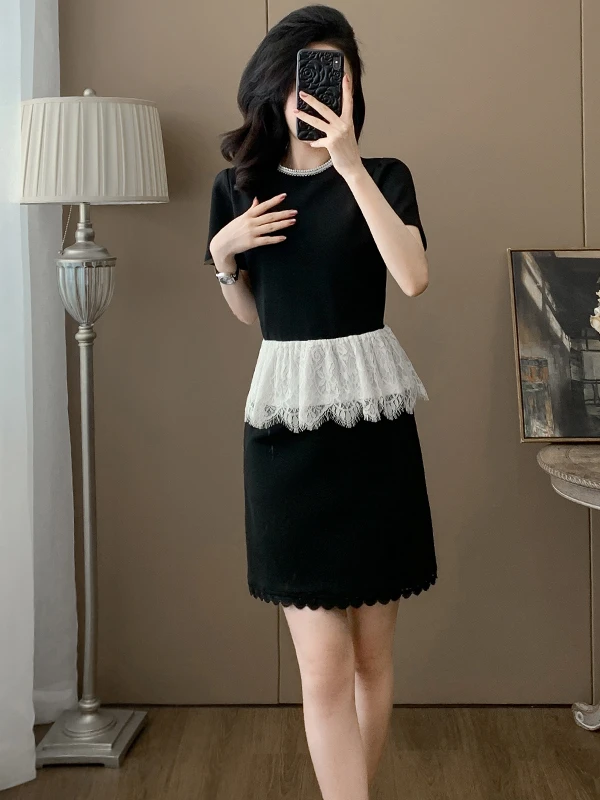 

Летний модный комплект из двух предметов: топ с короткими рукавами и кружевными вставками и юбка-миди для женщин, черный, элегантный стиль с ощущением роскоши.