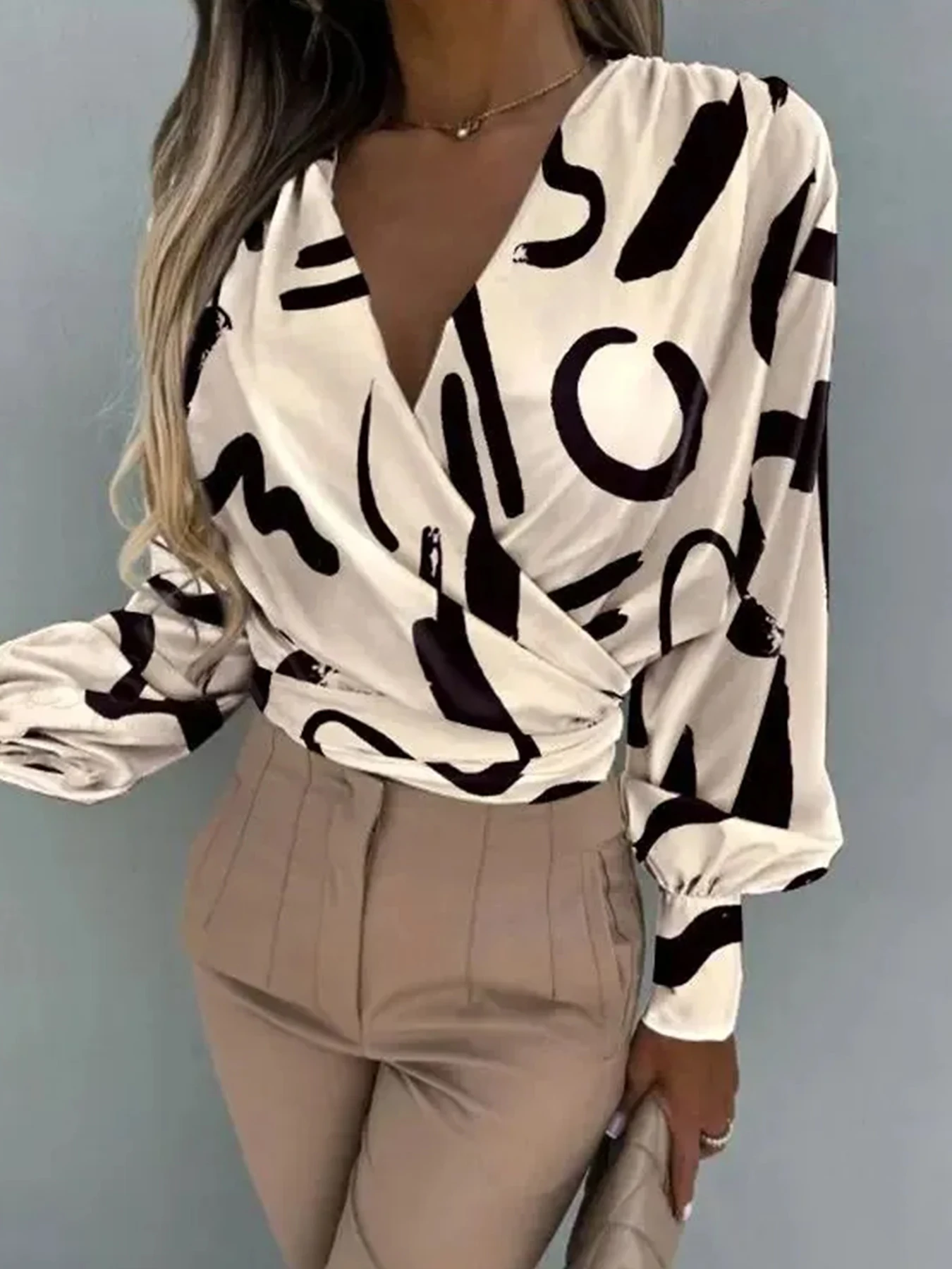 Plus-size damesshirt met elegante geometrische print, V-hals, klokmouwen en lange mouwen, perfect voor de garderobe van moderne stedelijke vrouwen