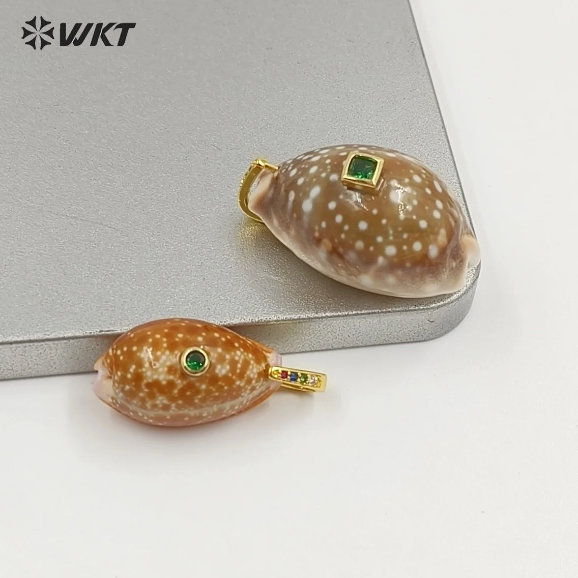 WT-JP495 New Arrival First Snow Cowrie Natural Grain Pattern With Zircon Paved Charms Exquisite Shell Pendants ACC
