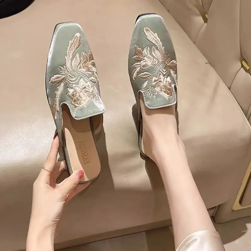 

Женские тапочки на плоской подошве с вышивкой и женские сандалии, дизайнерские роскошные новые модные шлепанцы, шикарные элегантные летние распродажи, обувь из ПВХ 2025 г.