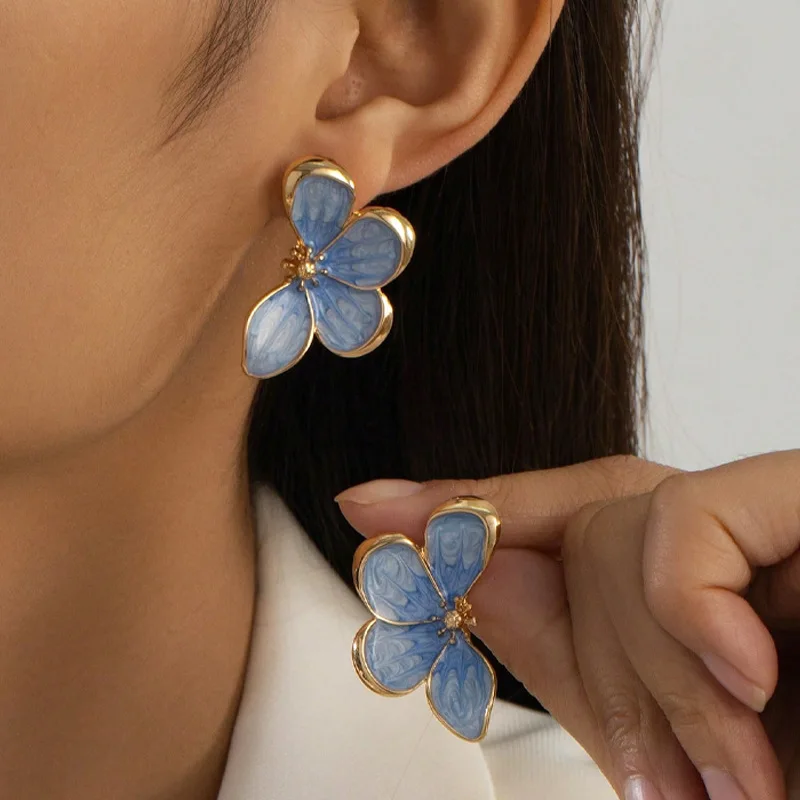 

Retro Sweet Blue Drip Oil Exquisite Flower Stud Flower for Women Metal Four Petal Floral Temperament Earrings Wear Jewelry Gift