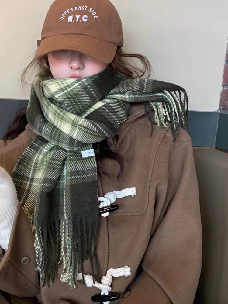 Bufanda a cuadros Retro verde para mujer, chal versátil con sentido avanzado, calentador de cuello grueso y cálido, otoño e invierno