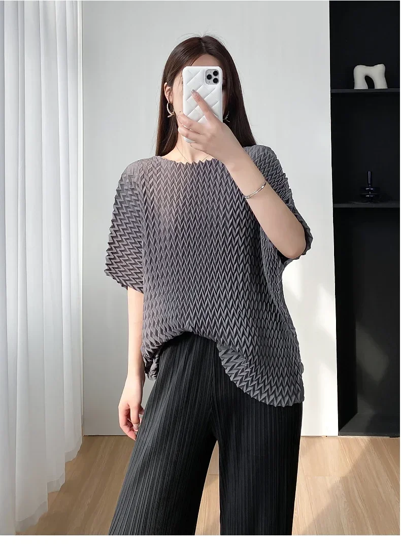 Miyake Style Pleats T-shirt Women's Summer 2025 New High-end Pleated Loose Large Yards Thin Bat Sleeve Round Neck Pullover Tops