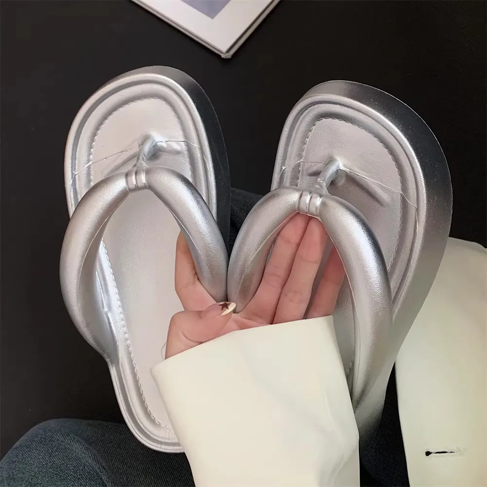 

Женские серебристые шлепанцы 2026: Новые модные пляжные сандалии на толстой подошве, мягкие, высококачественные, нескользящие тапочки для улицы и дома