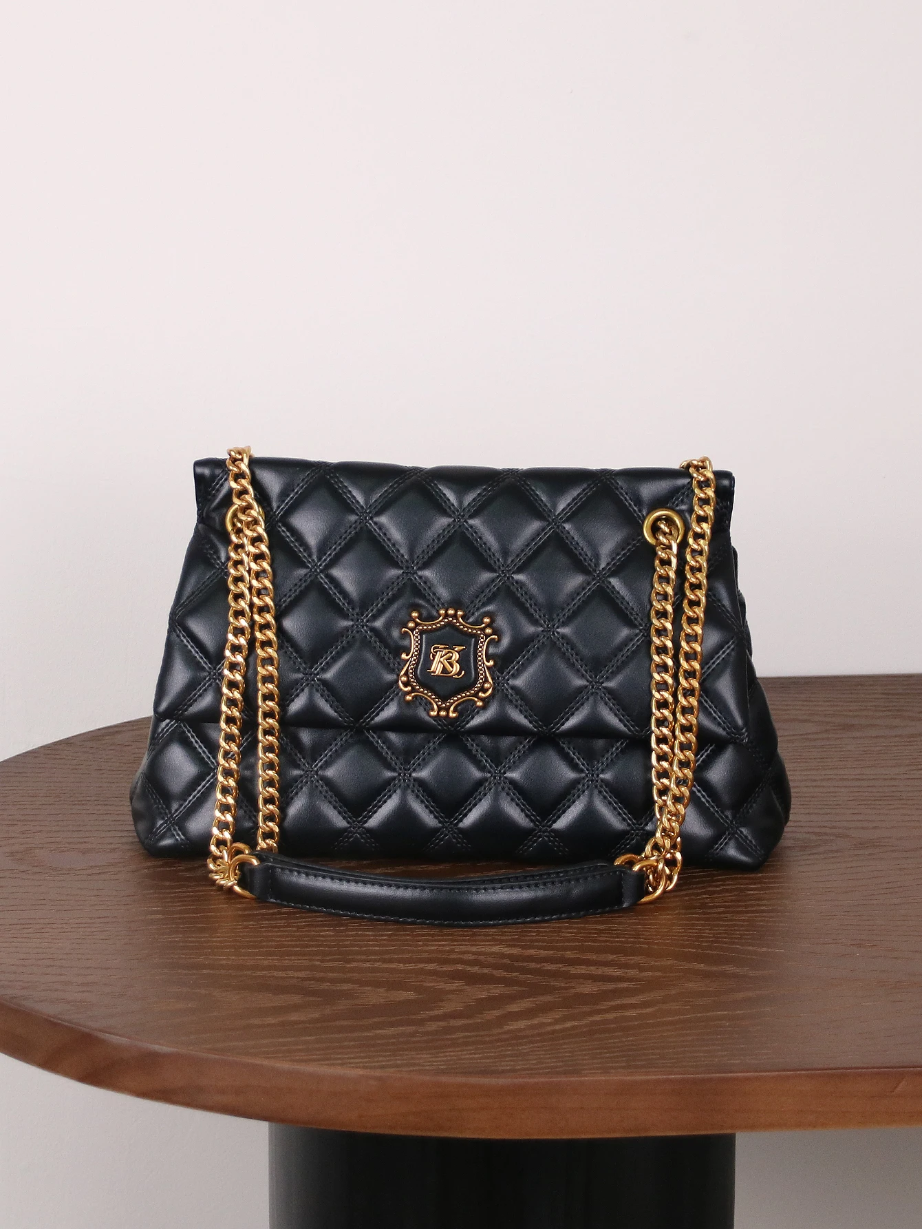 

2025 fashion new luxury handbag Joker temperament diamond shoulder bag high sense chain large capacity elegant commuter bag one-