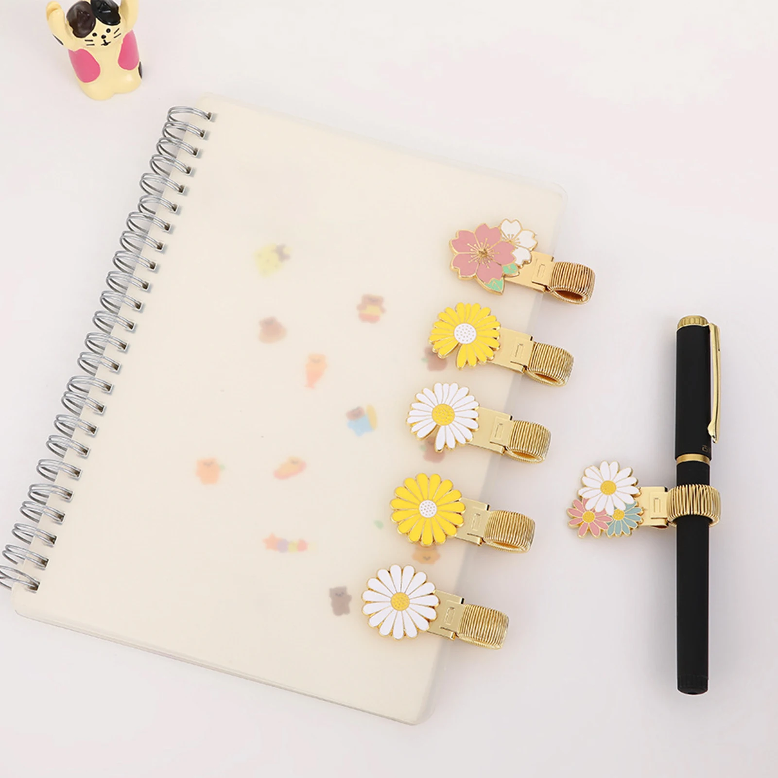 

1 шт., металлический держатель для ручек с цветком ромашки, зажимы, портативные зажимы для фиксации бумаги, журнал, тетрадь, фотографии, булавка, карман, студенческие школьные инструменты