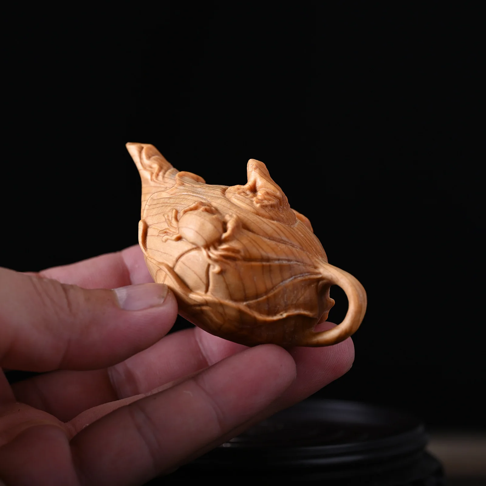 Natural Cliff Cypress Wood Carved Lotus Leaf Teapot Ornament Mini Retro Pumpkin Teapot Home Desktop Decoration Funny Wooden Gift