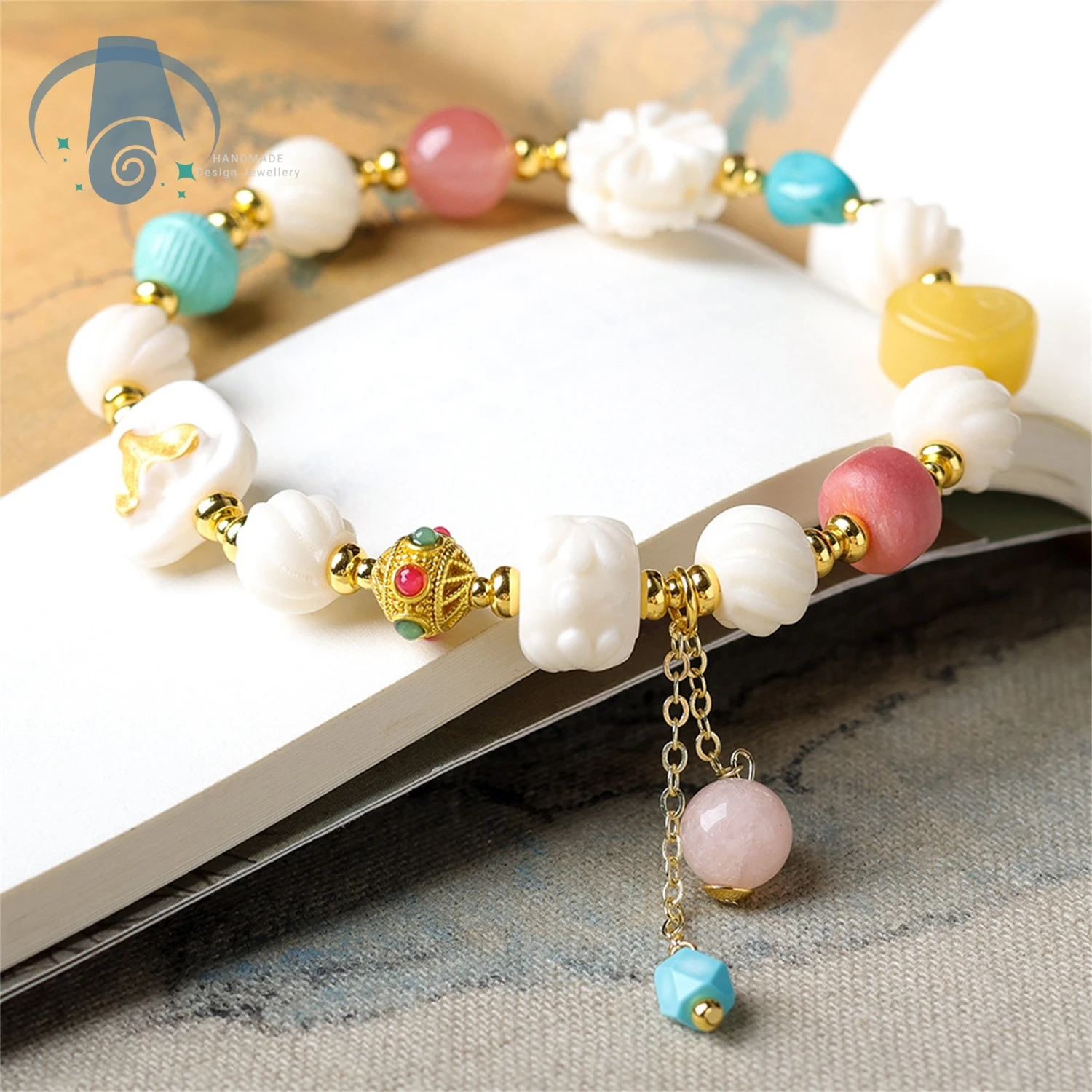 

Браслет для йоги и медитации, ручной работы, из натуральных бусин из бычьей кости и семян бодхи, с подвеской из магнезита в виде богини Чжажи.