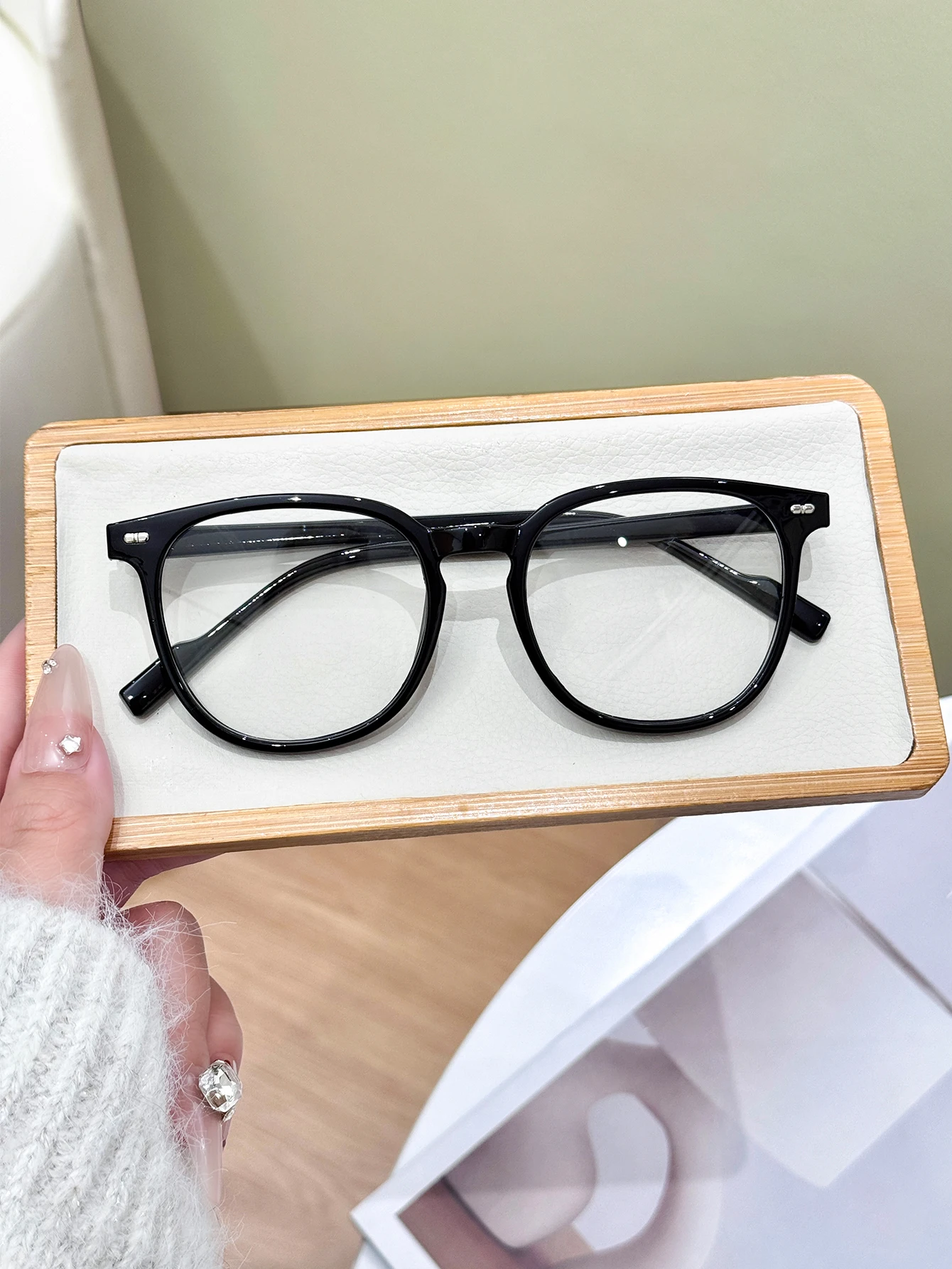 1Pc High-End Minimalist Glossy Black Flat Mirror, Suitable for All Face Shapes, Enhances Features, Unisex and Versatile