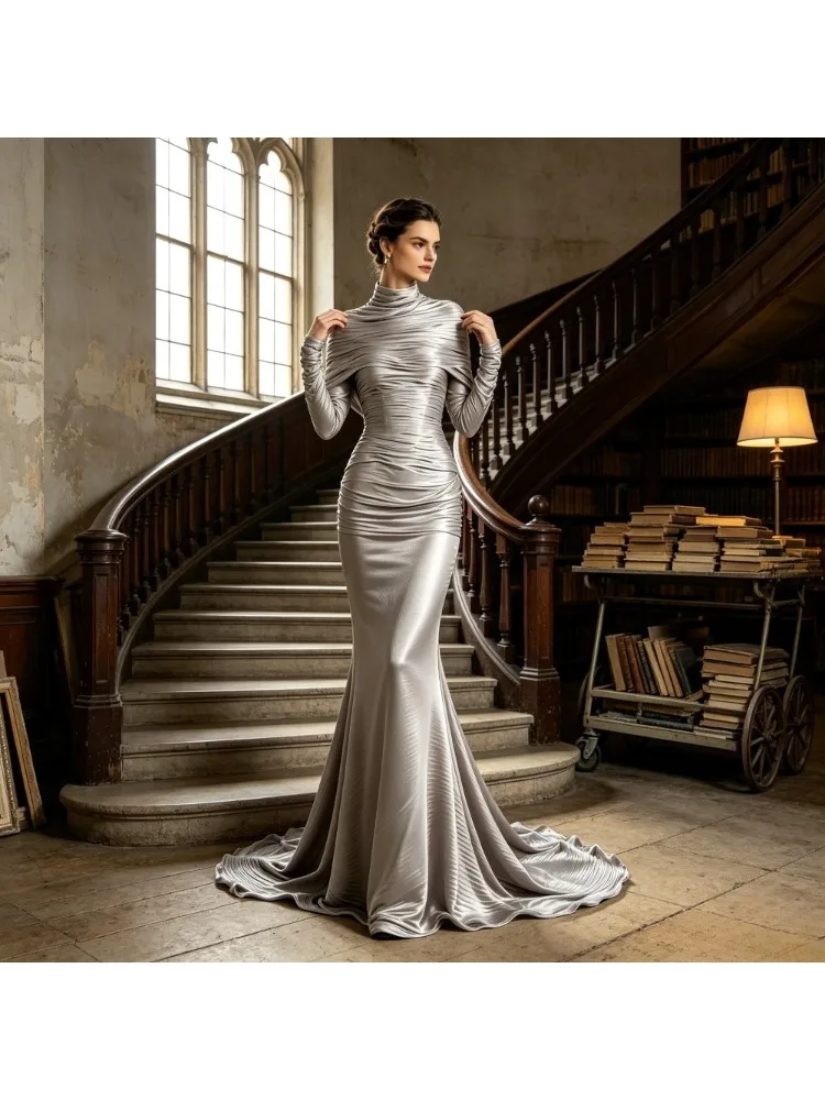 Maßgeschneidertes elegantes silbernes Satin-Meerjungfrauen-Abendkleid 2026, neues, langärmliges, hochgeschlossenes, schlankmachendes Abschlusskleid mit Rüschen 2026