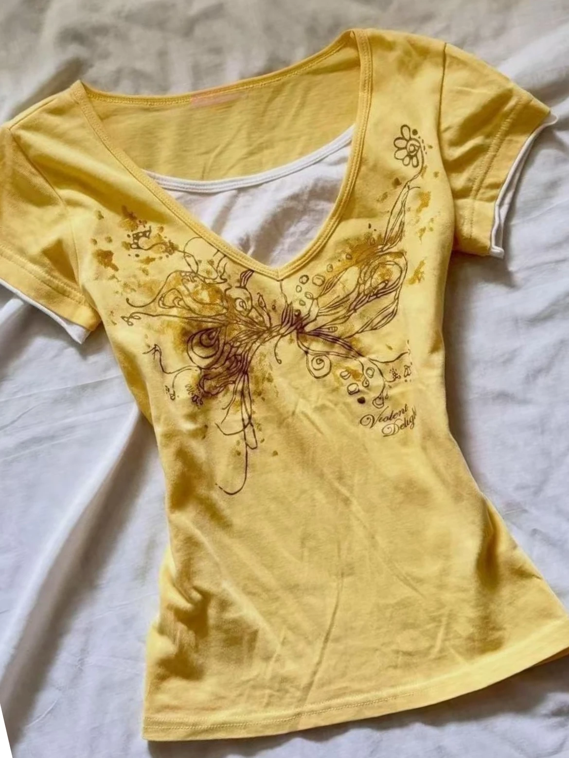 Women Y2K Yellow Fake Two‑Piece Short Sleeve T‑Shirt V‑Neck Gold Butterfly Floral Print Contrast Cuff Slim Fitted RetroTees Tops