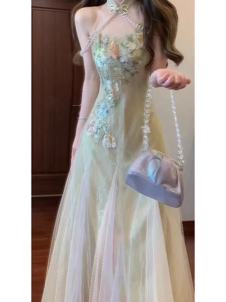 Deze mooie en unieke jurk met bloemenhalslijn straalt een zachte elegante charme uit. Het is voorzien van netgaas-patchwork met tailleband