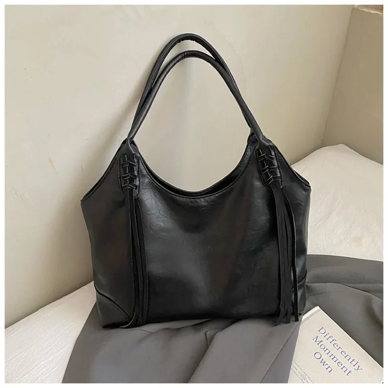 

Однотонная большая сумка из искусственной кожи с кисточками, осенние новые универсальные женские сумки большой вместимости, 2025 г., высококачественные сумки на плечо в стиле ретро для поездок на работу