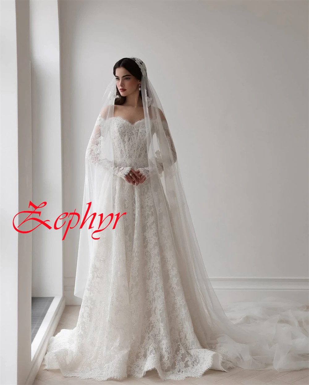 Robe de mariée en dentelle blanche exquise personnalisée, élégante, sans bretelles, manches longues, traîne chapelle, dos nu, avec des Appliques