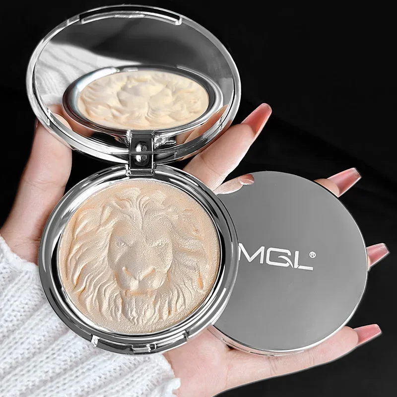 لوحة هايلايتر 3 في 1 من Lion Ginger: مسحوق لامع ناعم لظلال الأنف/عظم الحواجب/العين، محيط الوجه ولون تفتيح:02