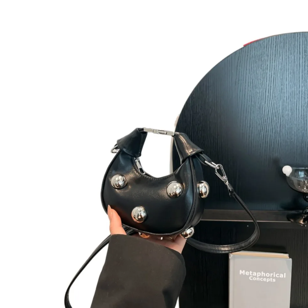 

Индивидуальная мини-сумка с заклепками в стиле ретро, портативная сумка на одно плечо в корейском стиле, однотонная маленькая сумка через плечо из искусственной кожи на открытом воздухе