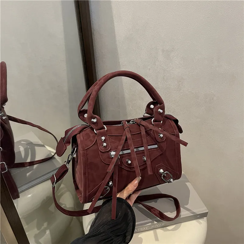 Vintage Wildlederähnliche Handtasche, Nieten-Reißverschluss-Dekor, Abnehmbarer Langer Riemen, Retro-Punk-Umhängetasche für Pendlerinnen – Detail 9