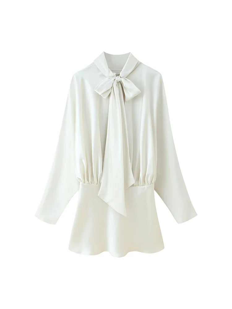 Nouvelle mode féminine de style européen, robe courte polyvalente et élégante avec embellissement de foulard en satin de soie.