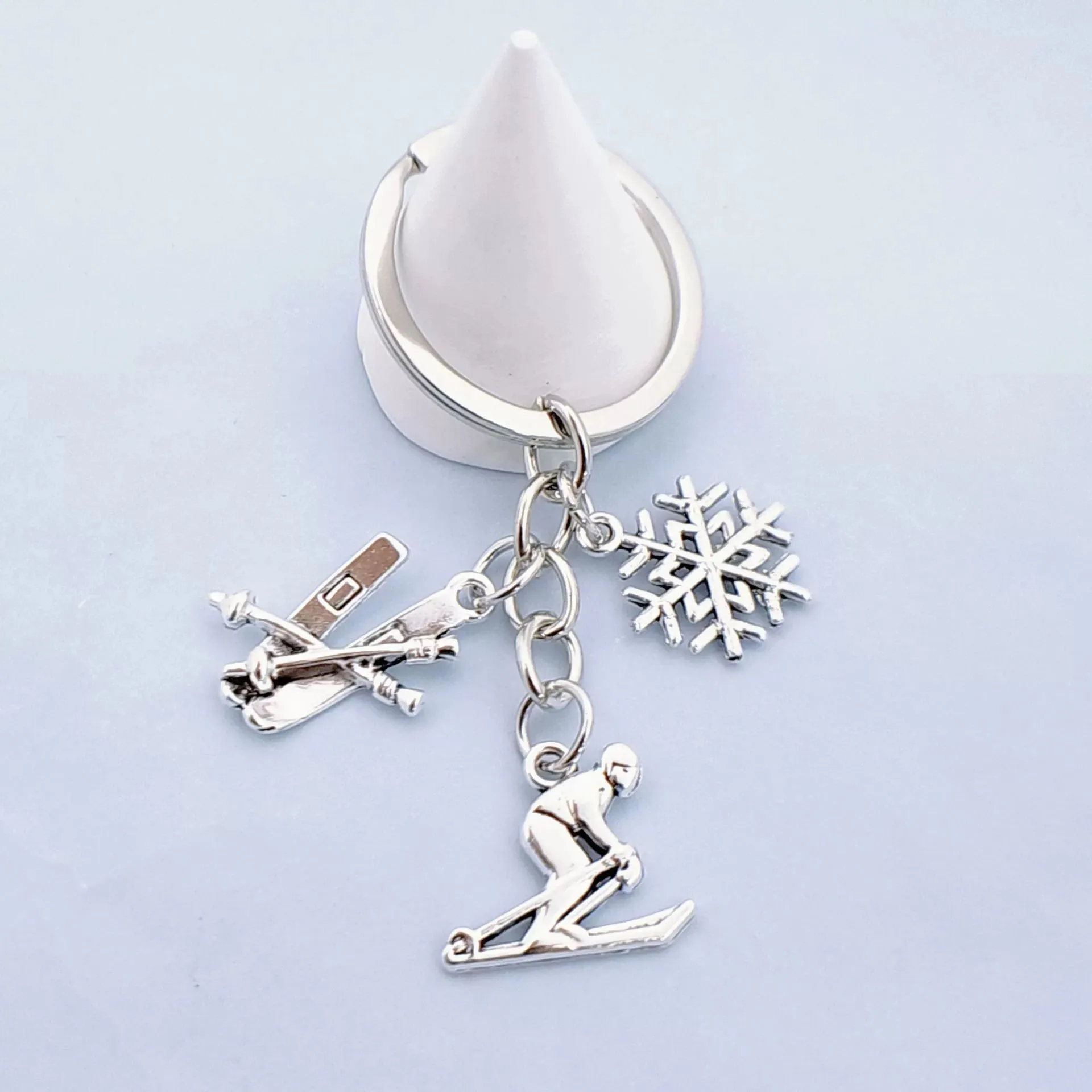 keychain skier Winter Sports Competition Ski Key Ring Skier Keychains Car Pendant Gift Snowboarder Skiing Souvenir - zdjęcie 1