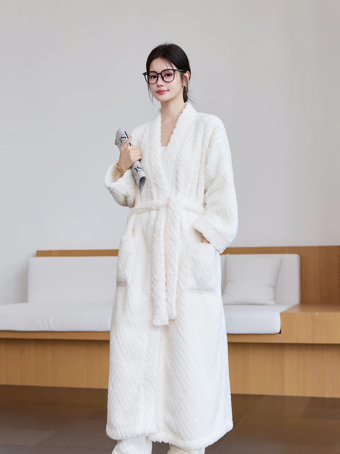 pigiama-in-pile-spesso-da-donna-taglie-forti-set-con-maniche-lunghe-e-scollo-a-v-abbigliamento-caldo-per-la-casa-pigiameria-invernale-di-bivon-nuova-collezione-2026