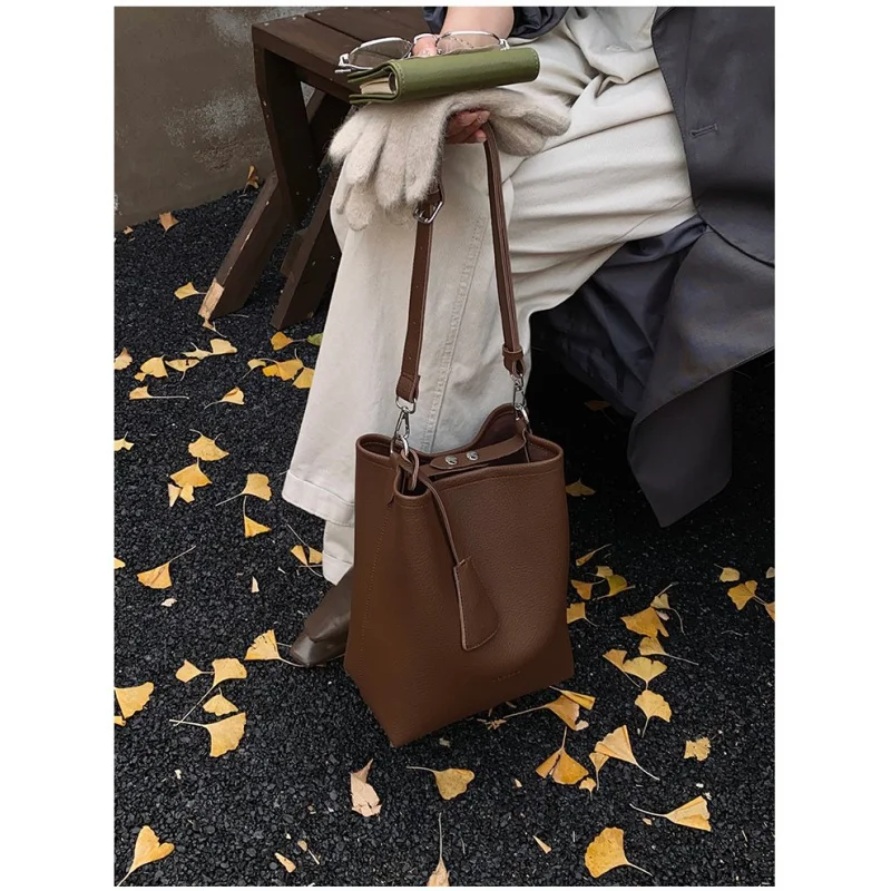 حقيبة يد نسائية مصنوعة من الجلد المطبوع بالشمس تتميز بمظهر ركاب كاجوال خفيف الوزن وناعم من الدنمارك #4