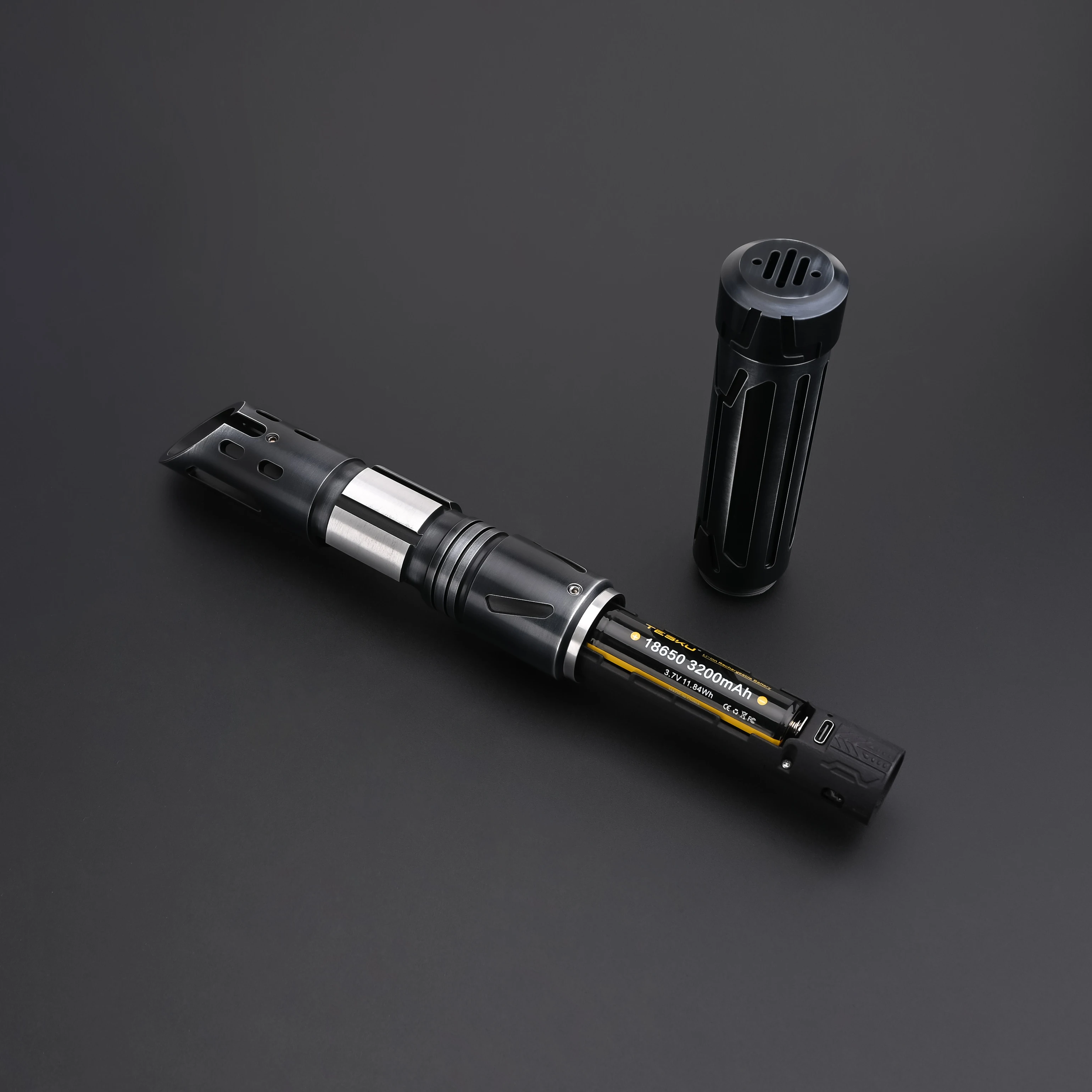 Spada Laser TXQSABER Dark Hunter con Effetto Smooth Swing, Blaster FOC, Impugnatura in Metallo, Spada Laser Robusta per Duelli, Giocattolo per Cosplay Adulti