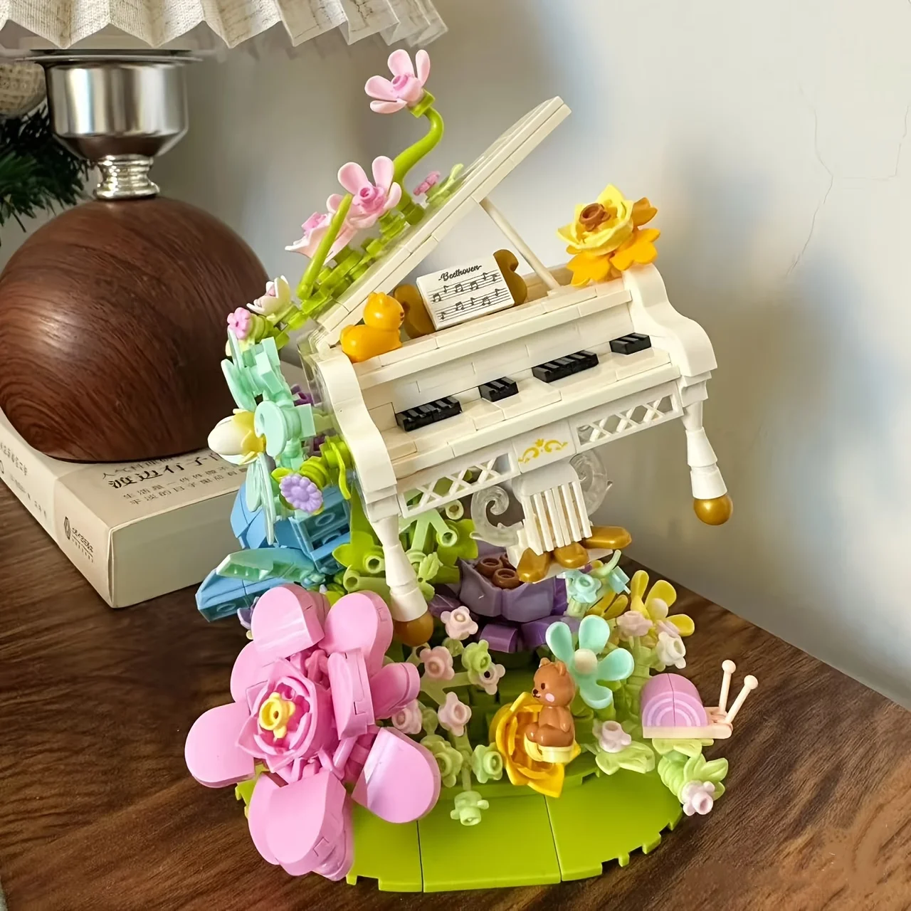 

Набор строительных блоков в виде белого пионового цветка, декоративные элементы для гостиной, комнаты, офиса, на Рождество, День святого Валентина, Хэллоуин, Новый год, подарки на день рождения