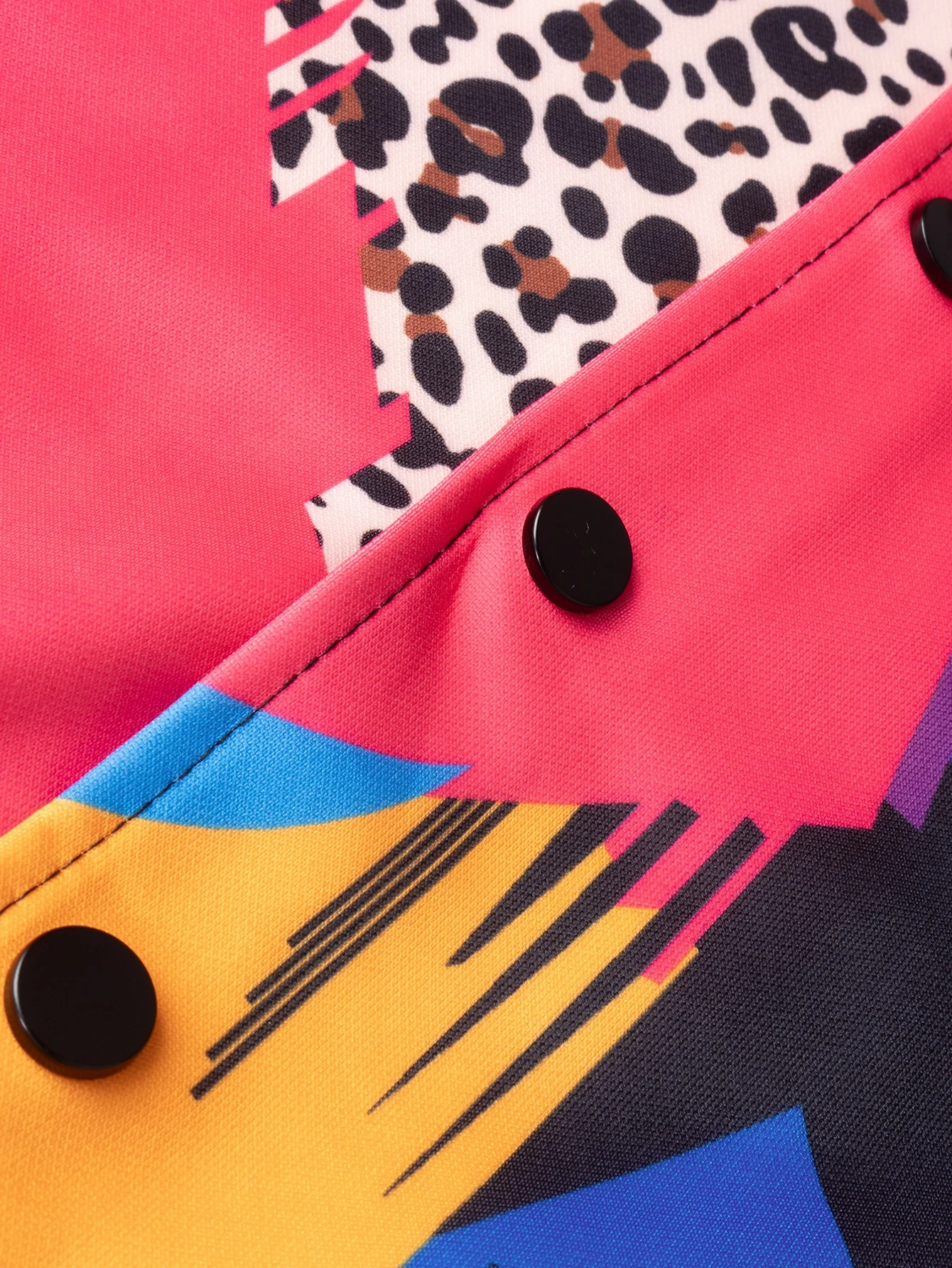 Damen-Bomberjacke im Varsity-Stil mit Leopardenmuster, für Schul- und Streetwear, Herbst, kurz geschnitten, lange Ärmel, mit Knöpfen, Stehkragen, kurzer Mantel – Detail 7