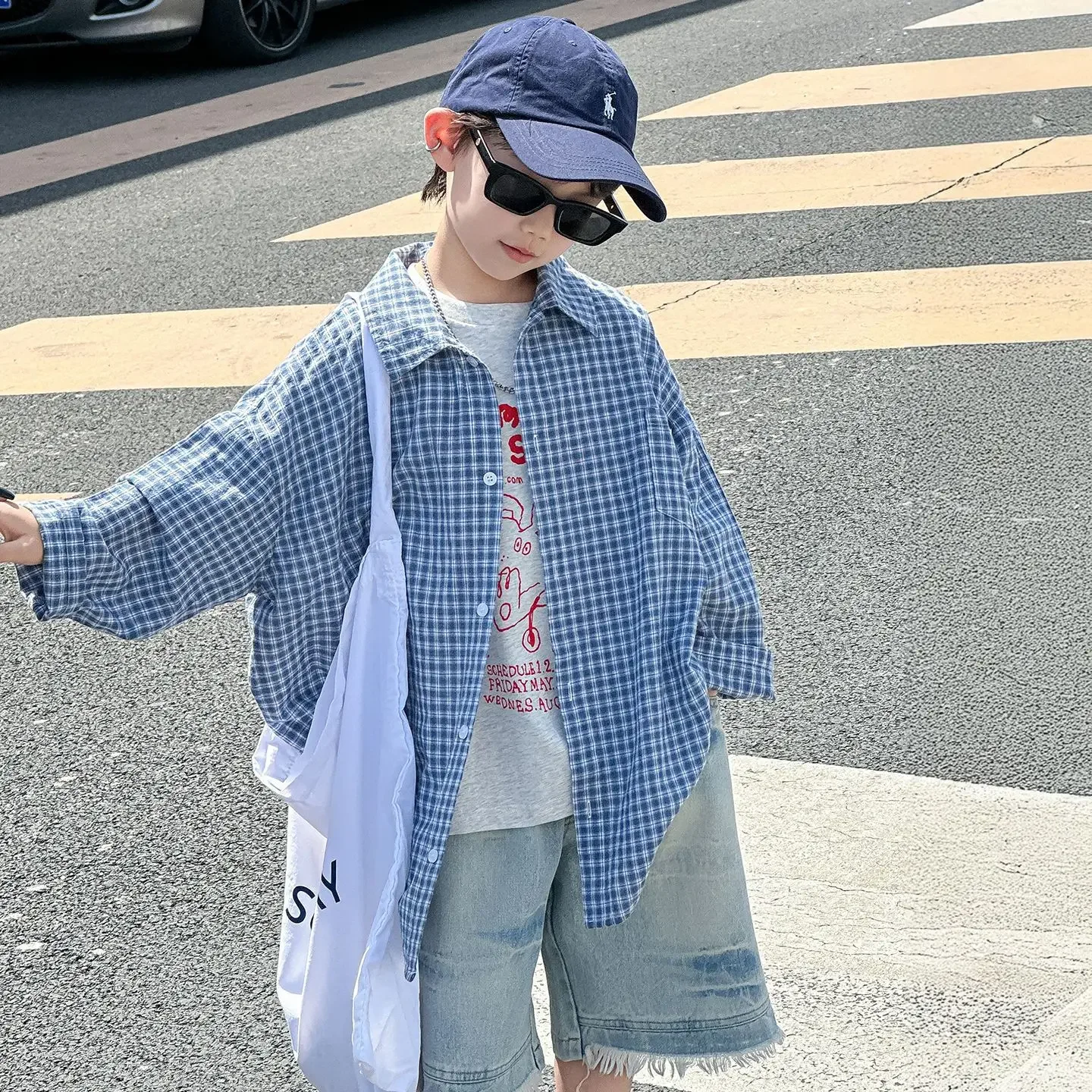 

Детская одежда, модная повседневная и свободная рубашка для мальчиков, новинка лета 2025 года, простая универсальная длинная клетчатая рубашка в корейском стиле для мальчиков