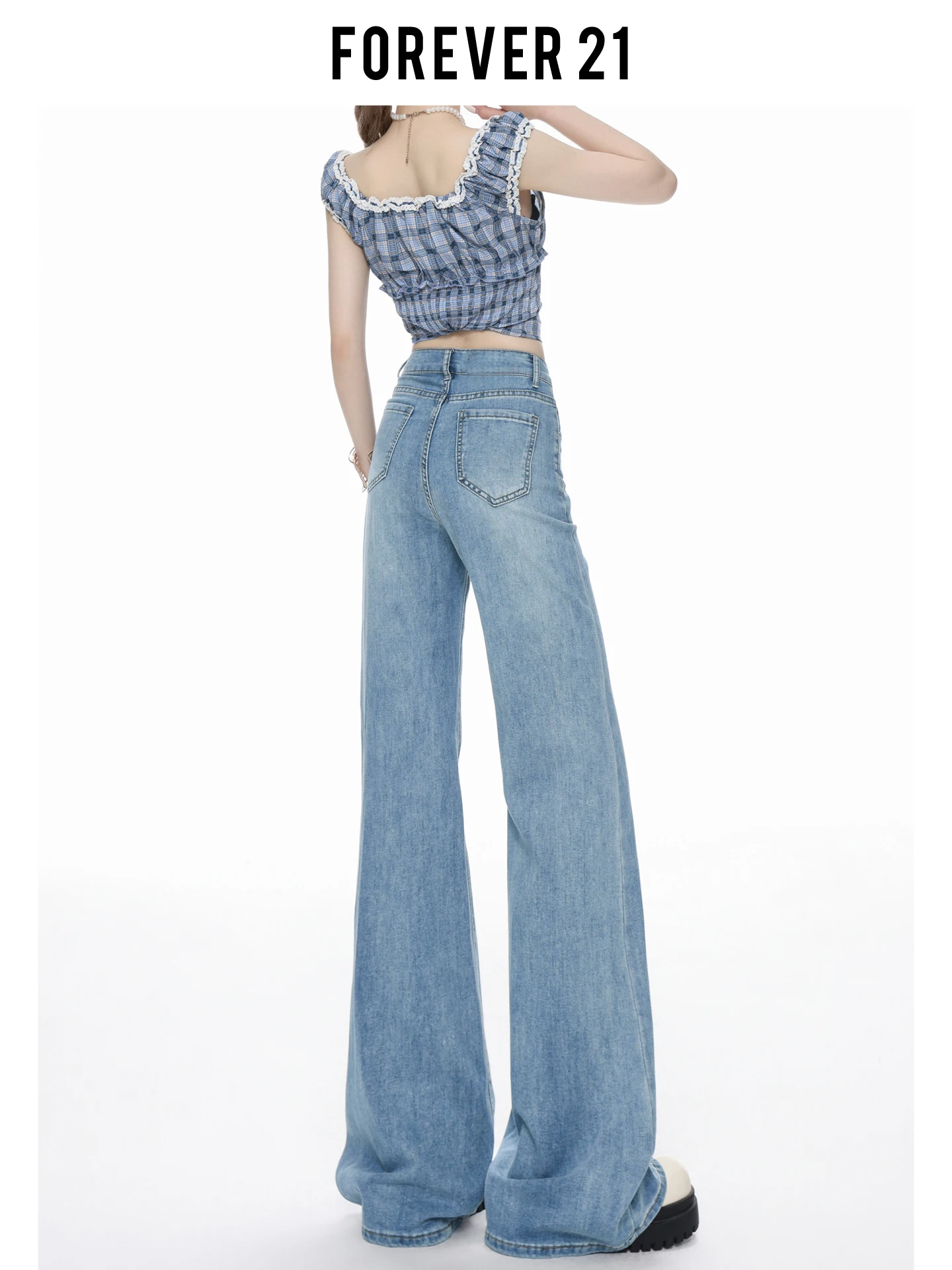 Calça Jeans Feminina Forever 21 de Cintura Alta, Perna Reta e Boca de Sino, Versátil, Azul Claro, de Seda, Efeito Emagrecedor e Caimento Fluido