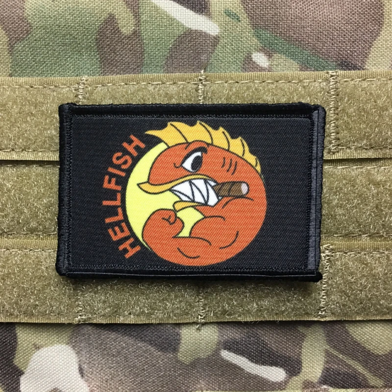 Parche táctico de lucha Hellfish, emblema bordado con gancho y bucle, insignia de moral de pez táctico divertido, pegatinas para mochila con bandera militar