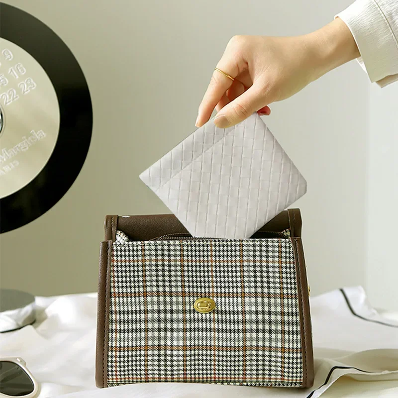 حقيبة مكياج، أوراق زنبركية، أحمر شفاه محمول، سماعة رأس، حقيبة تخزين نظارات شمسية من البولي يوريثان، محفظة صغيرة للعملات المعدنية