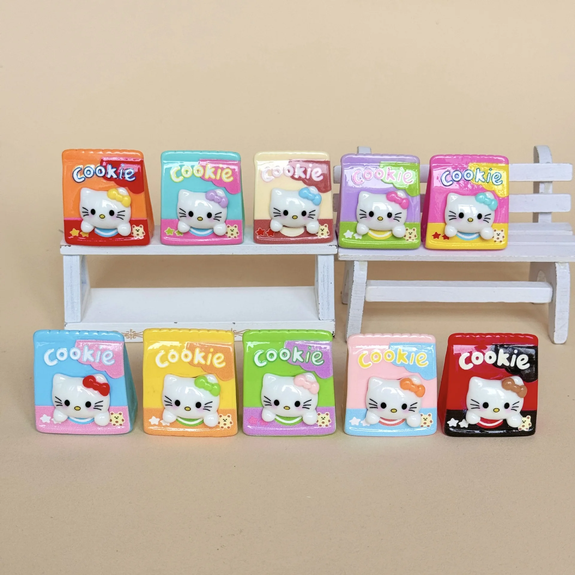10 szt. Anime Figurki Hello Kitty Kreatywne DIY Ozdoby z Żywicy Rękodzieło Ekskluzywne Dekoracje na Biurko na Prezenty Świąteczne