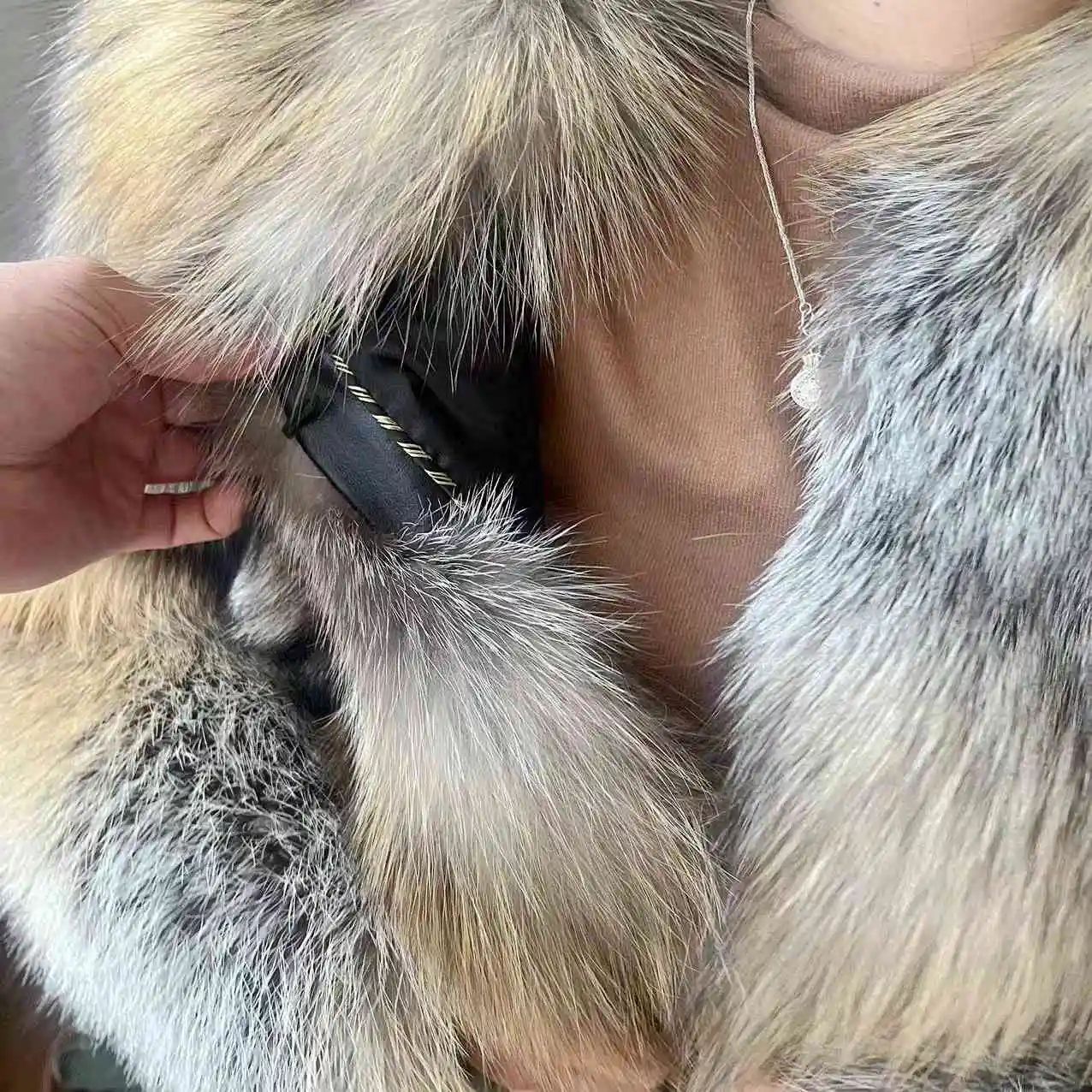 Giacca di pelliccia di volpe naturale stile corto da donna invernale di nuovo stile cappotto di pelliccia reale caldo spesso giacca di moda capispalla da donna