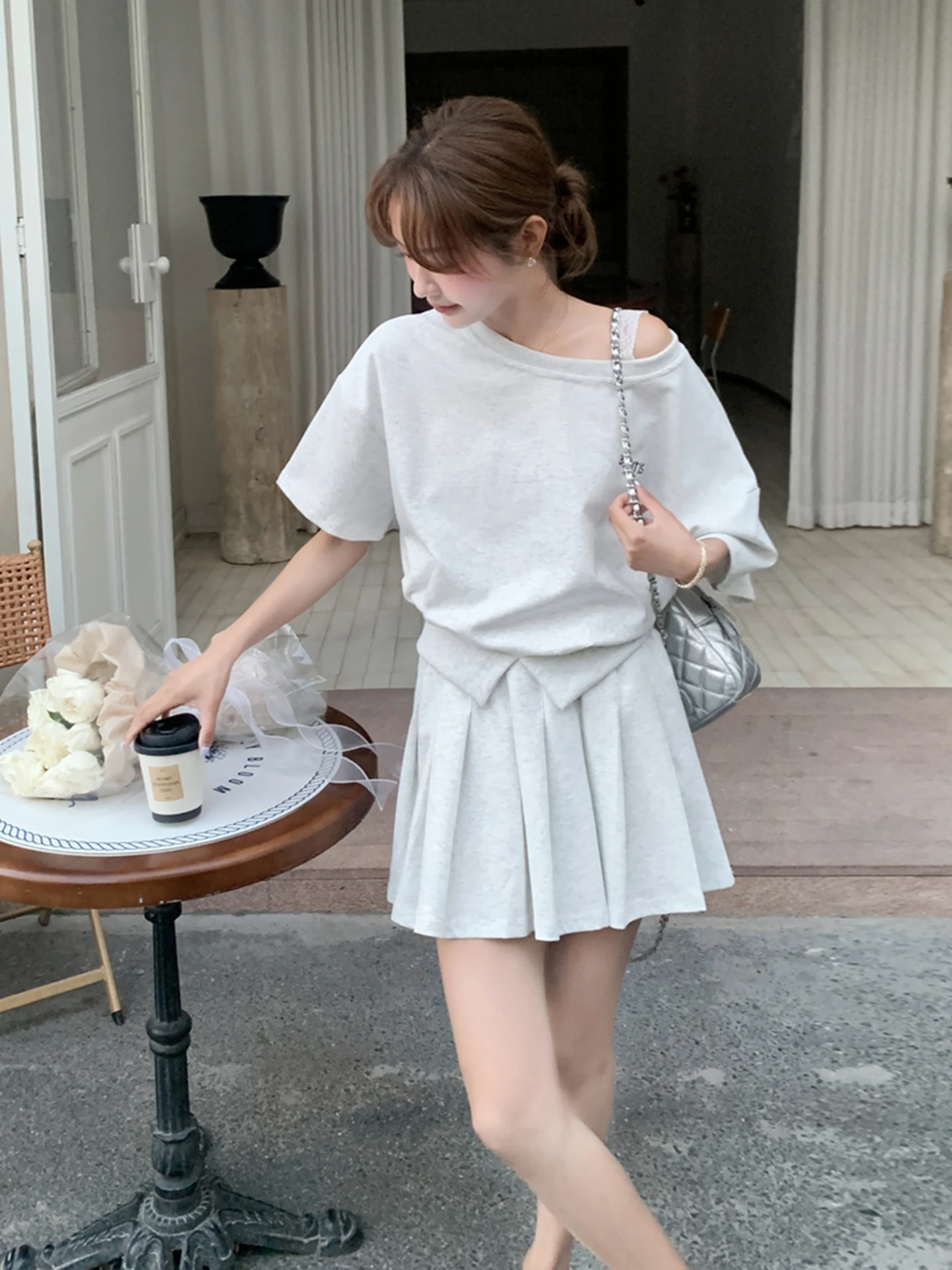 Casual Spor Summer Set Women's ature One-oulder T-irt Pleated ort Skirt Two-Piece Set College Sle Faion