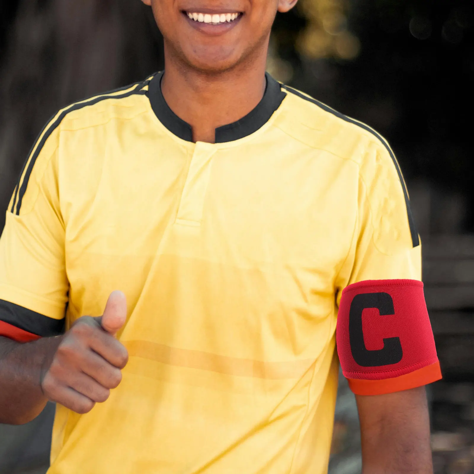 bracadeira-de-capitao-de-futebol-ajustavel-em-neoprene-vermelho-respiravel-confortavel-e-elastica-acessorio-para-jogadores-de-futebol-em-partidas-esportivas