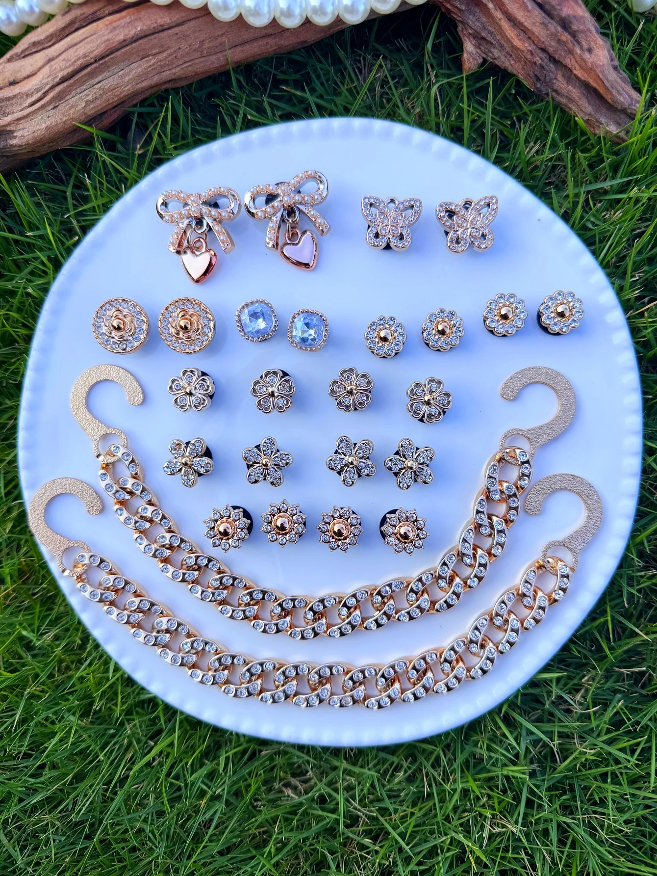 26 قطعة من الإكسسوارات الذهبية (أقواس قلادة، زهور الماس المنقطة، الفراشات الصغيرة، سلاسل الماس المنقطة، إلخ.) - من السهل