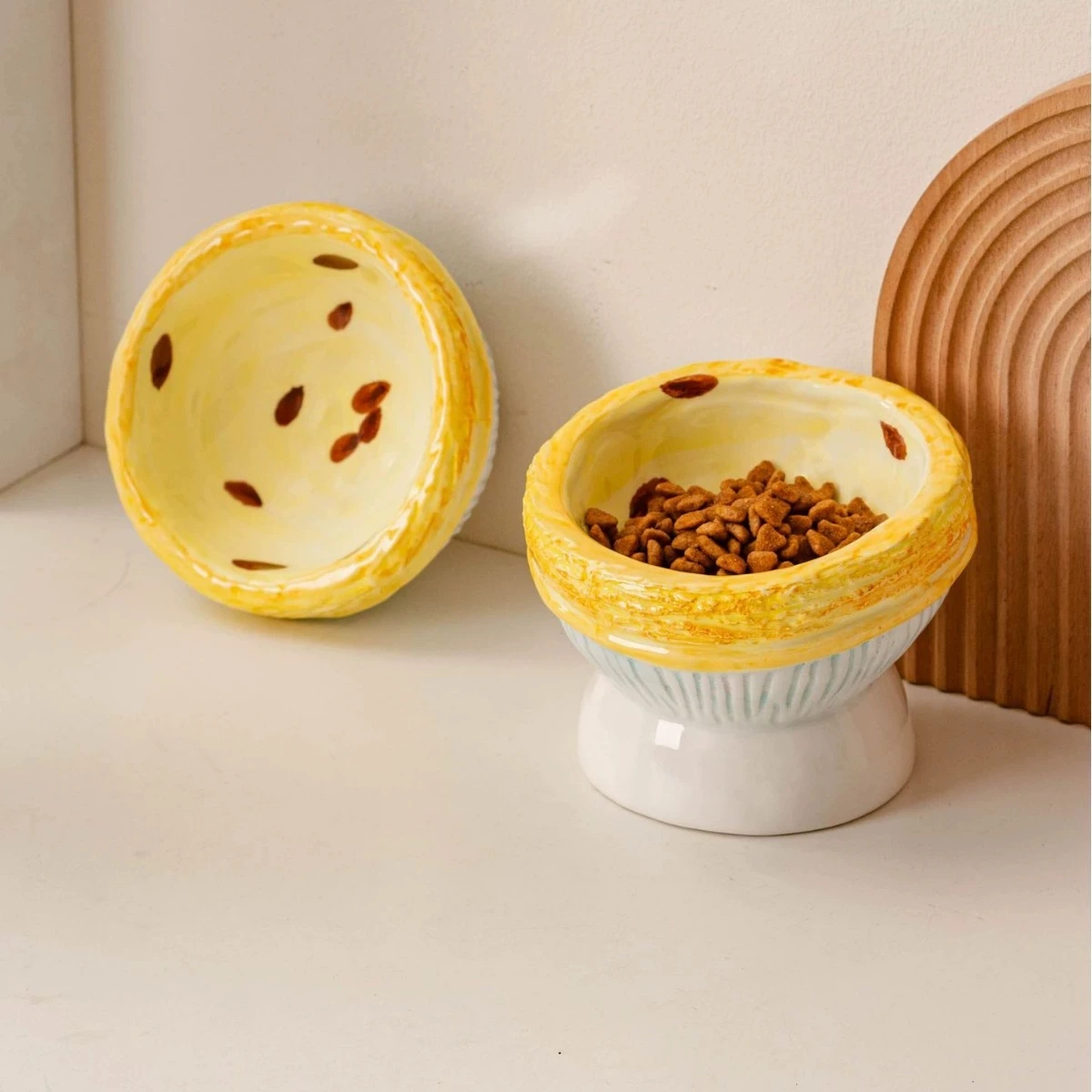 Niedliche Eierkuchen-förmige Keramik-Katzenschüssel, erhöhte Futterschale zum Schutz des Halses, leicht zu reinigende Futter- und Wasserschüssel für Katzen und Kätzchen
