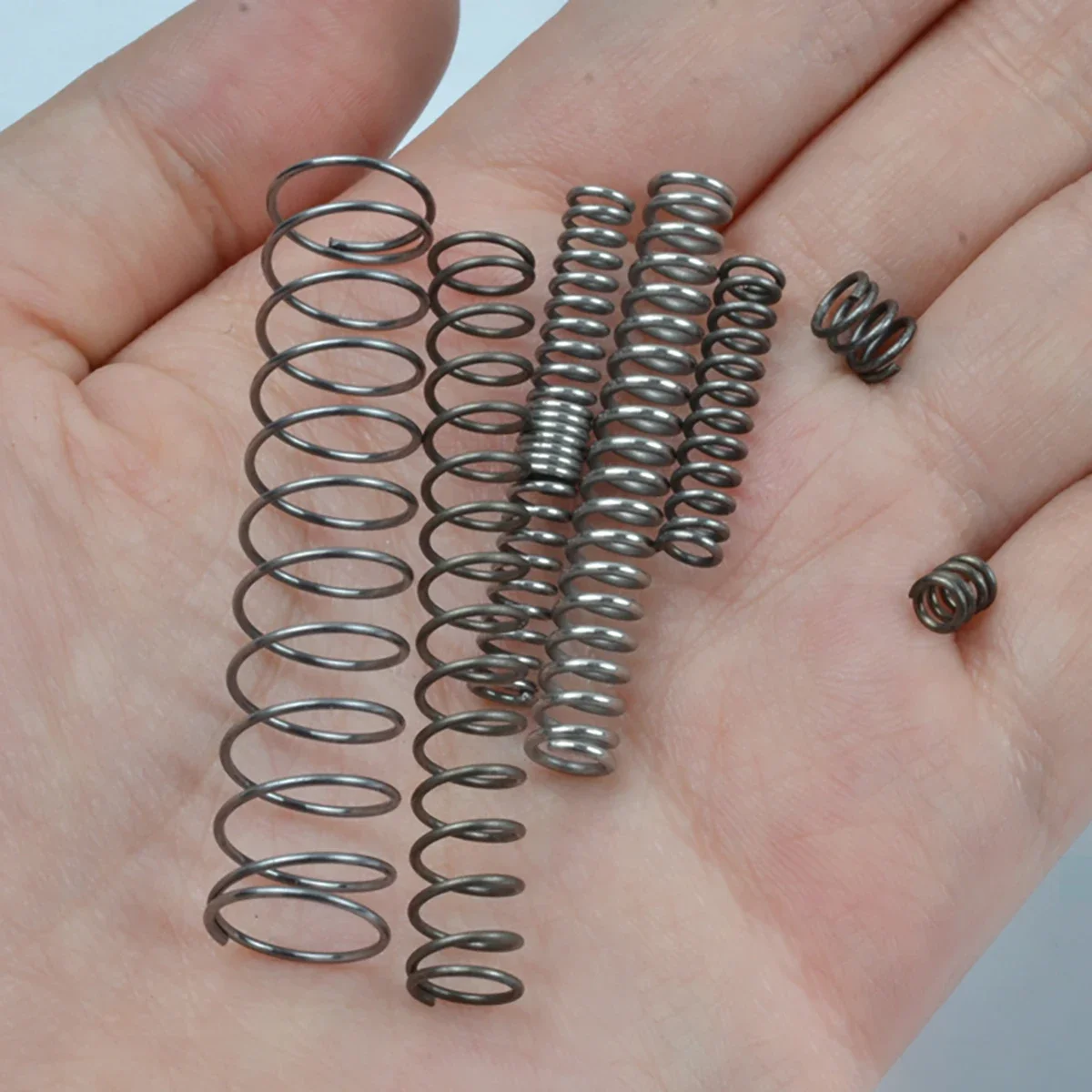 ステンレス鋼圧縮バネハードウェアアクセサリー、はさみ、ペンチ、ワイヤー外径0.7mm、長さ4-6mm、15-50mm
