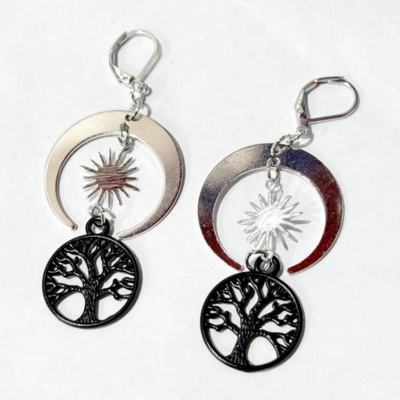 Personalizado. Fábrica de brincos de árvore preta com lua boêmia com borda de Juneucalyptus