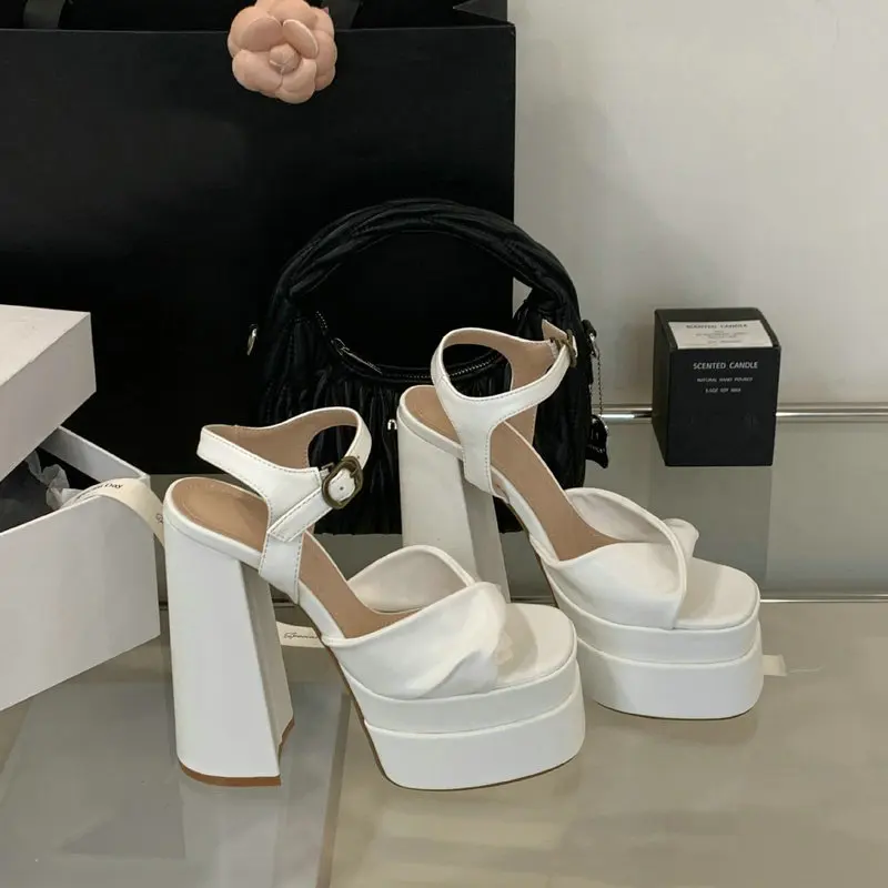 Sommer Neue Quadratische Kopf Ultra High Heel Dicke Plattform Plattform Sandalen Damenmode One-Line Schnalle High Heels Runway Schuhe