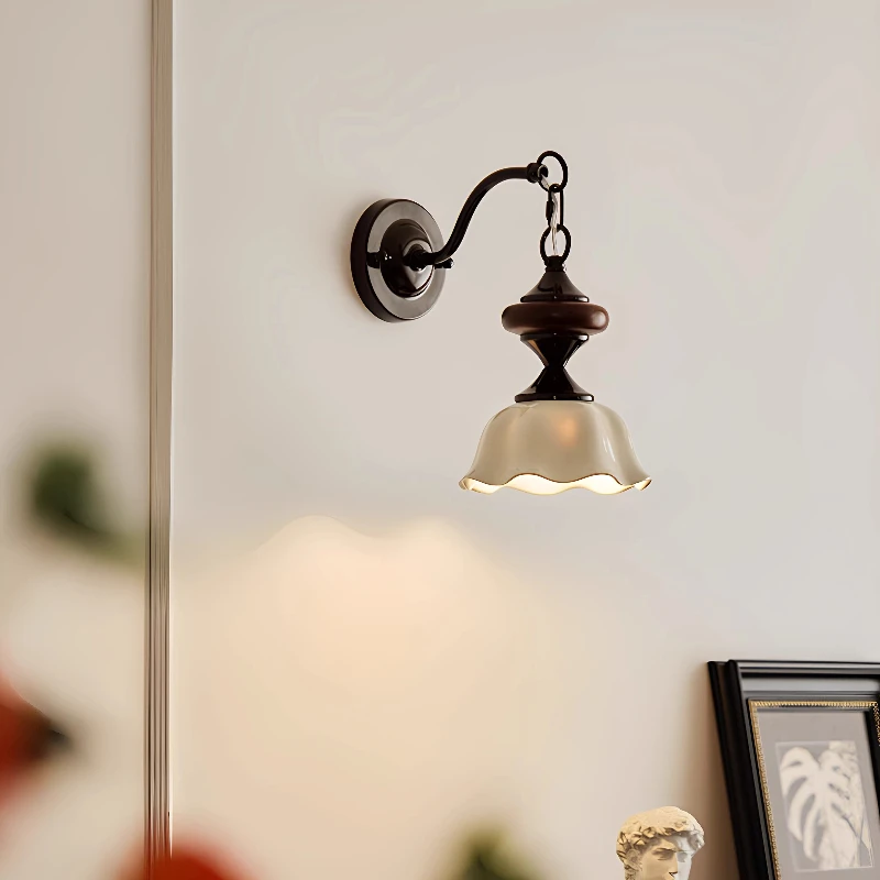 

Французский винтажный настенный светильник в стиле ретро в тропическом стиле, прикроватный бра для спальни, кремовый эстетический керамический настенный светильник для гостиной со звездным светом