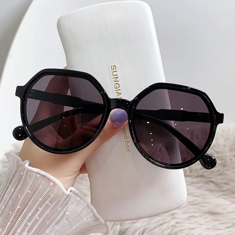 Fashion Octagonal Round Sunglasses for Women Men UV400 Protection Retro Frame Sun Shades Trendy Casual Eyewear for Beach Travel