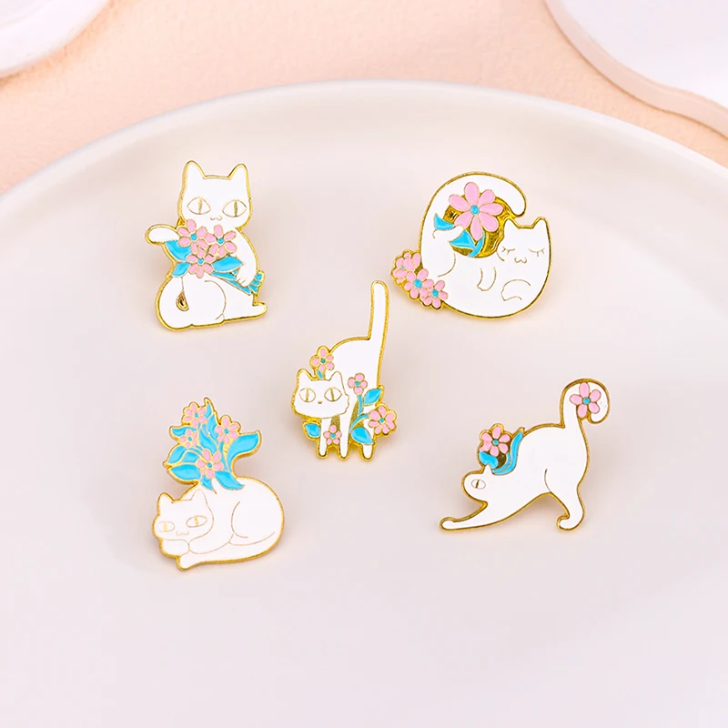 Pin esmaltado de gato blanco y Margarita rosa, broches de gatos pequeños y gatitos, insignias, joyería de fiesta de solapa para mujeres y niños, mayorista