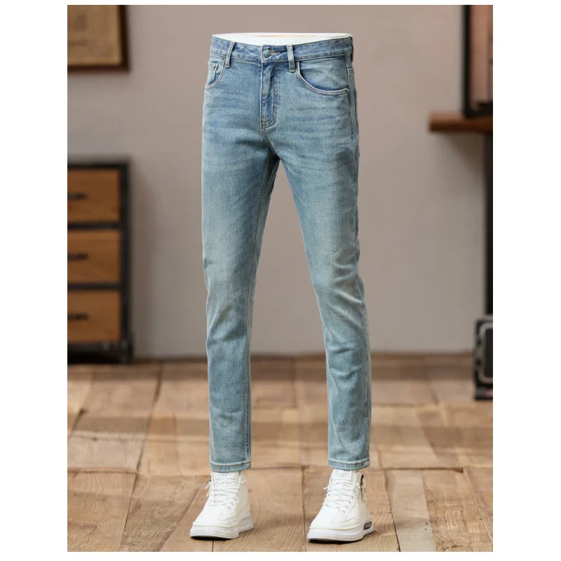Otoño simple y versátil retro azul claro pantalones vaqueros de hombre ajustados pies pequeños moda casual versión coreana pantalones de hombre