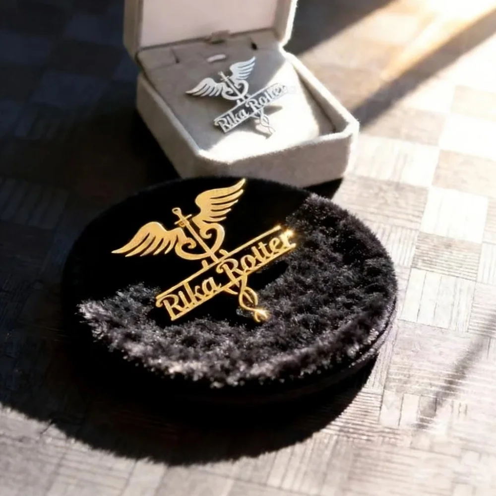 Sipuris Caduceus Personalisierte Namensbrosche aus Edelstahl, personalisierte Namensschild-Brosche für Krankenschwestern und Ärzte, modischer Schmuck, Geschenke – Detail 7
