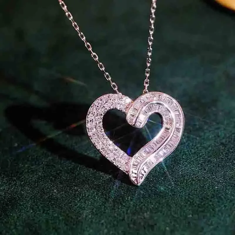 Huitan Edle funkelnde Herz-Anhänger-Halskette mit glänzendem CZ, zarter heller Ehering-Schmuck, modische Verlobungsaccessoires
