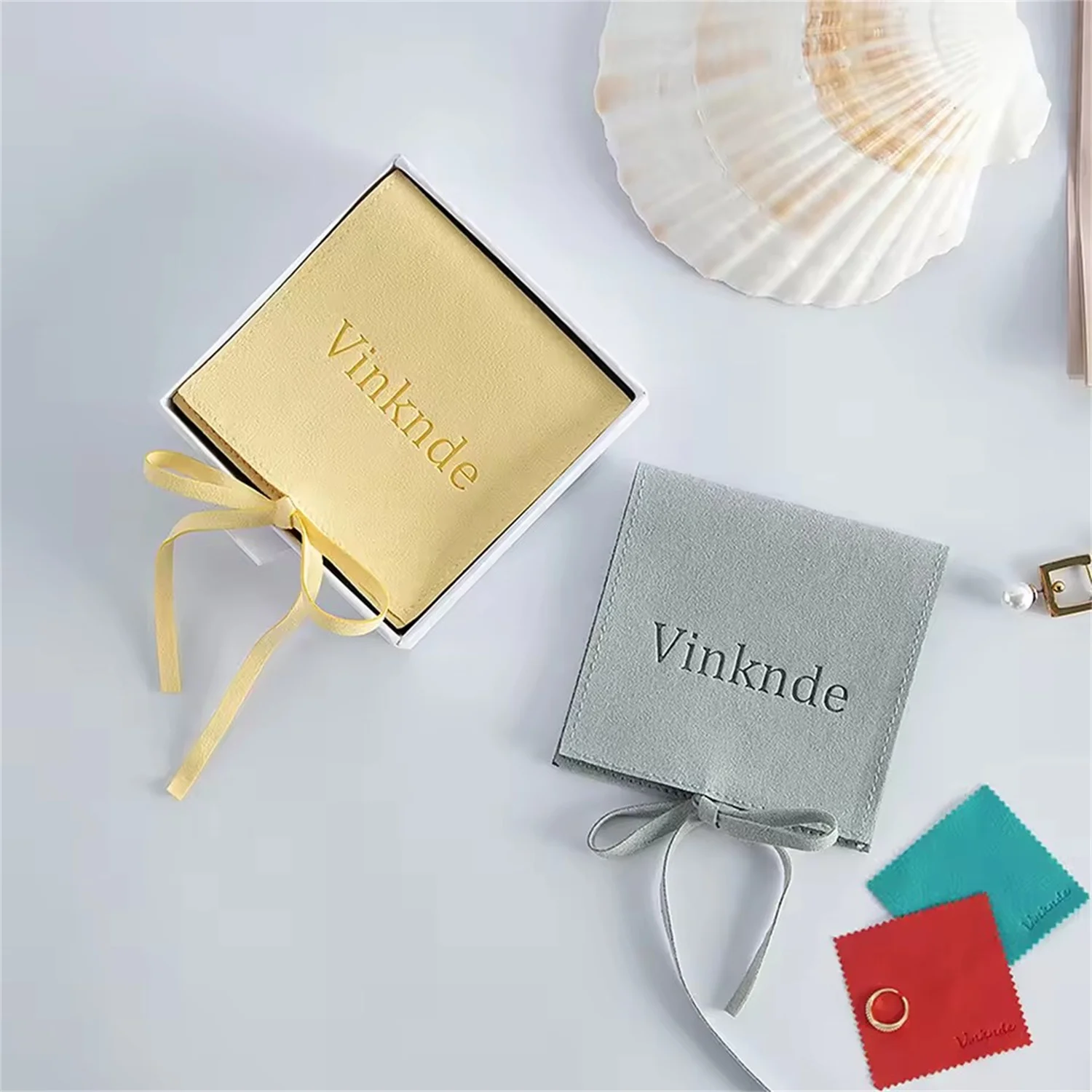 

50/100 комплектов, сумки для ювелирных изделий из микрофибры с персонализированным логотипом и серебряными наборами полировальных тканей, свадебные серьги, кольца, подарочные упаковочные пакеты