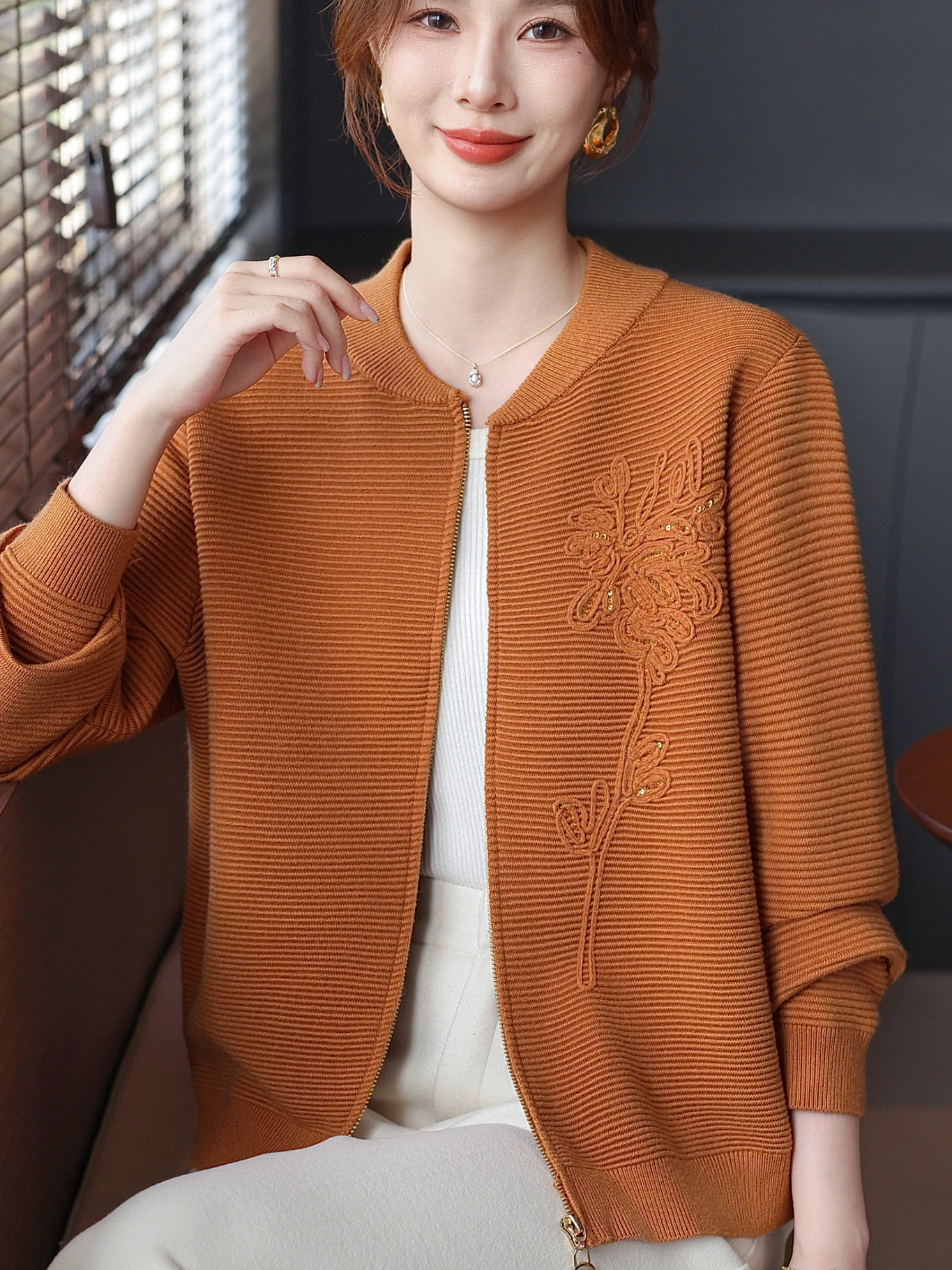 

Модный вязаный свитер на молнии для женщин среднего возраста и ли, легкий длинный топ све с вышивкой Ele